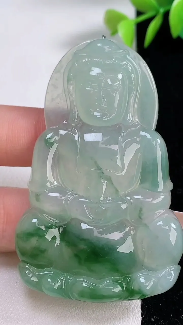 天然A货翡翠种飘花观音菩萨吊坠，尺寸64.2-40.4-6，重量:28.40g
12月10日