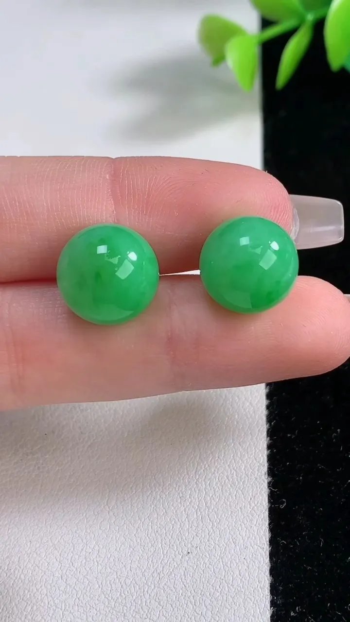 天然A货翡翠圆珠镶嵌件一对，尺寸11.4，重量:8.63g12月10日
工厂直销收藏佳品,种好水足，