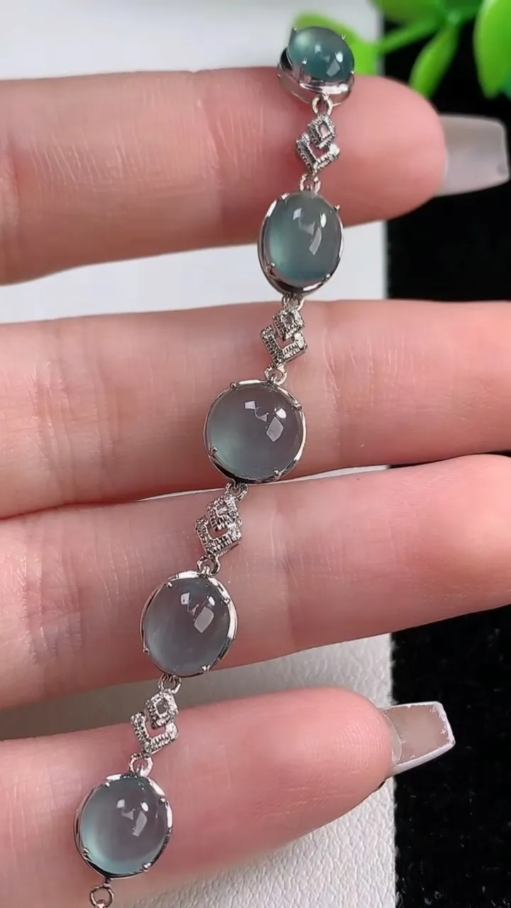 天然A货翡翠种蓝水蛋面手链，尺寸7.5-4.6，重量:3.51g
12月10日