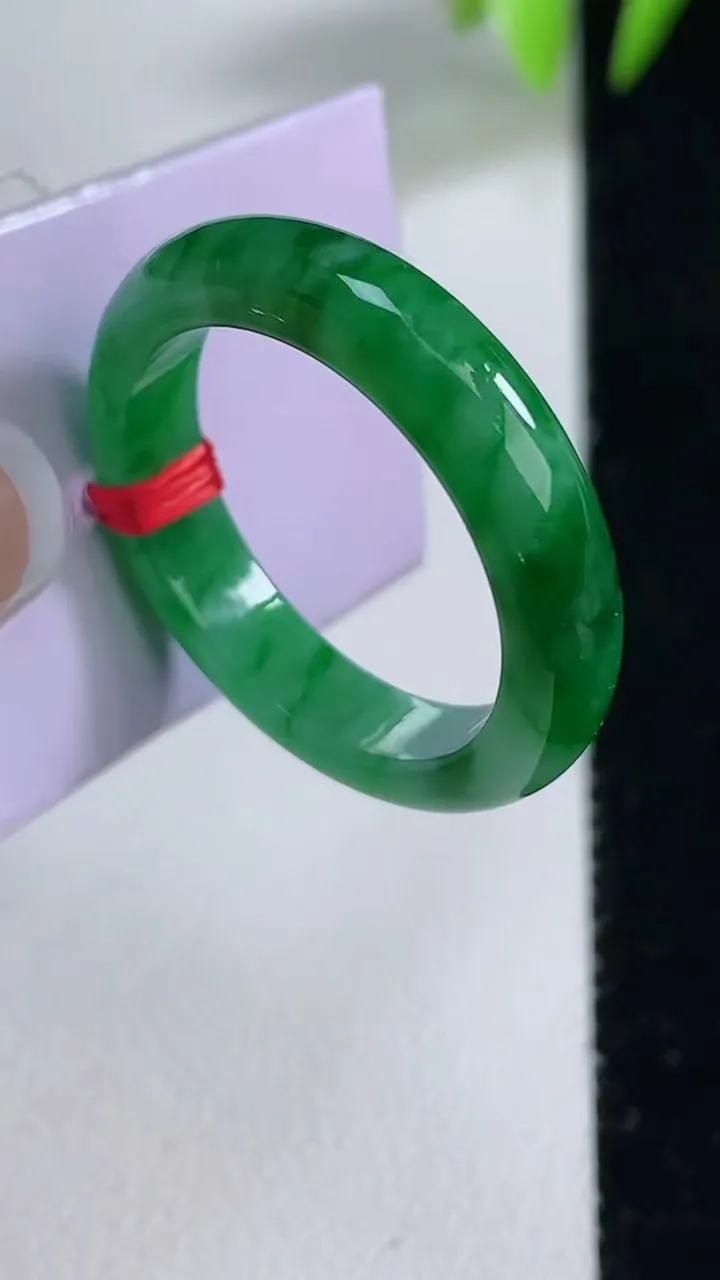 天然A货翡翠指环戒指，尺寸20.7-4.8-3.2，重量:5.33g2025年12月10日
工厂直销收藏佳品,种好水足，色泽均匀，有种有色，上手高大气！