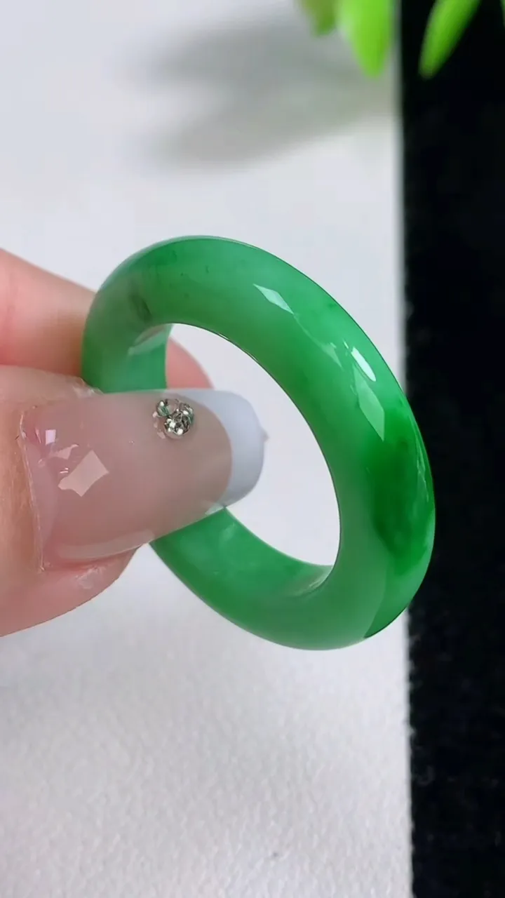 天然A货翡翠指环戒指，尺寸20.8-5.2-4.3，重量:6.35g2025年12月10日
工厂直销收藏佳品,种好水足，色泽均匀，有种有色，上手高大气！