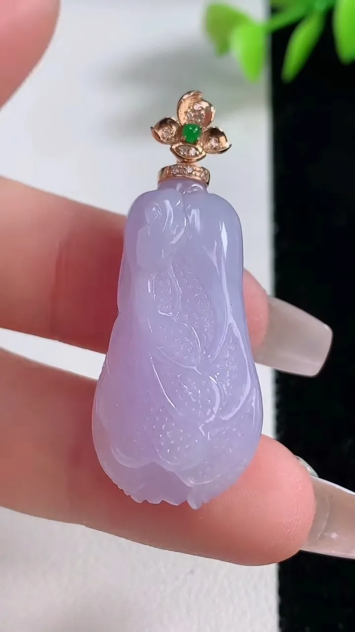 天然A货翡翠18K金紫罗兰白菜吊坠，尺寸30.2-17-11.2，重量:10.57g
12月10日