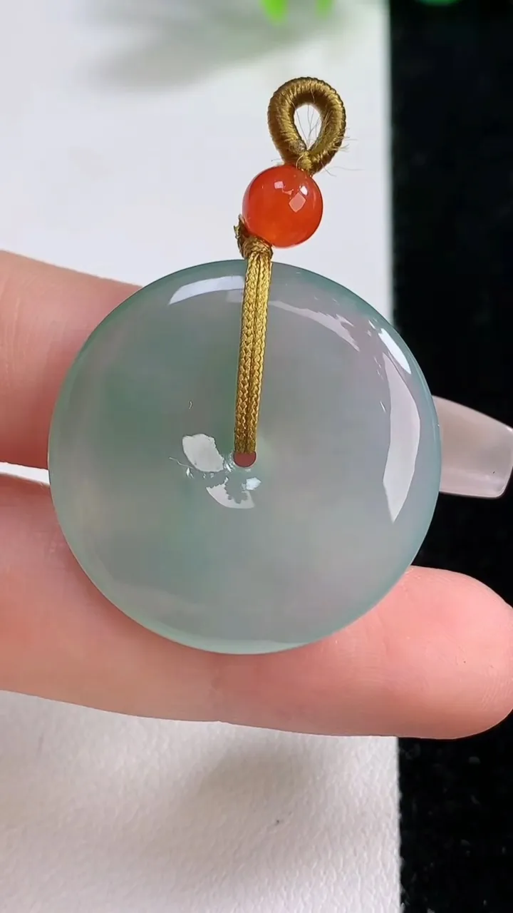 天然A货翡翠平安扣吊坠，尺寸29-5，重量:9.56g
12月10日