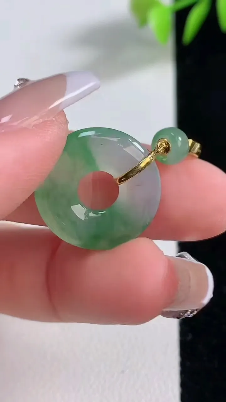 天然A货翡翠平安环吊坠，尺寸18.5-3.3，重量:2.97g
12月10日