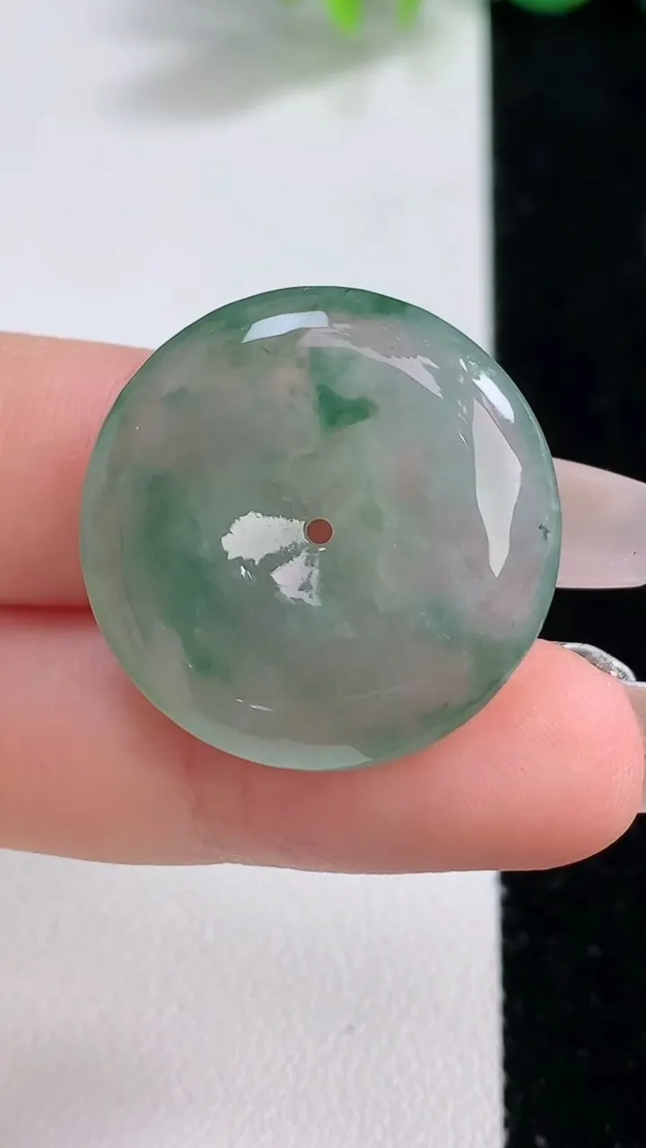 天然A货翡翠冰种飘花平安扣吊坠，尺寸25.6-5.7，重量:8.08g
12月10日