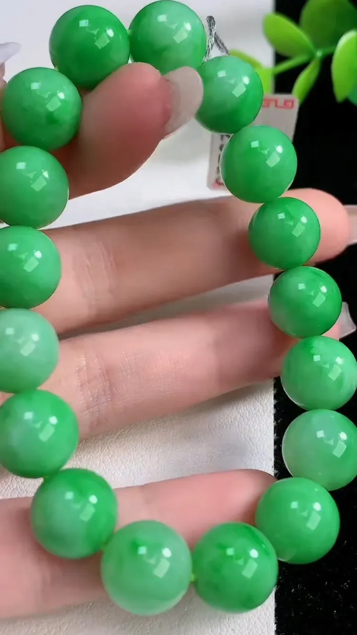 天然A货翡翠圆珠手串，尺寸11.2-17颗，重量:43.27g12月10日
工厂直销收藏佳品,种好水