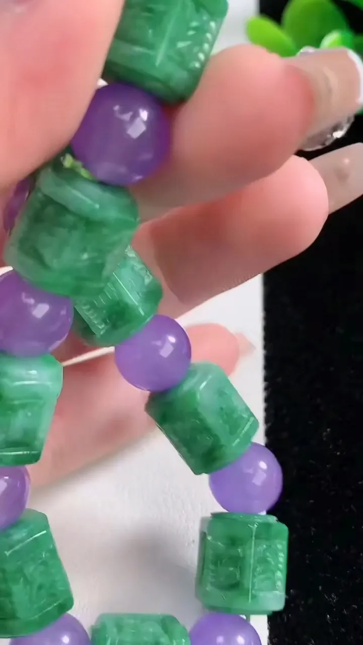 天然A货翡翠路路通手串，尺寸12.3-10.6-10颗，重量:50.00g12月10日
工厂直销收藏佳品,种好水足，色泽均匀，有种有色，上手高大气！