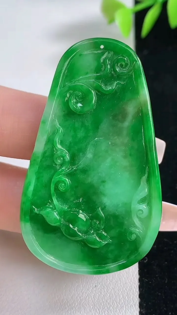 天然A货翡翠呱呱来财吊坠，尺寸52.7-31.4-6.8，重量:15.05g
12月10日