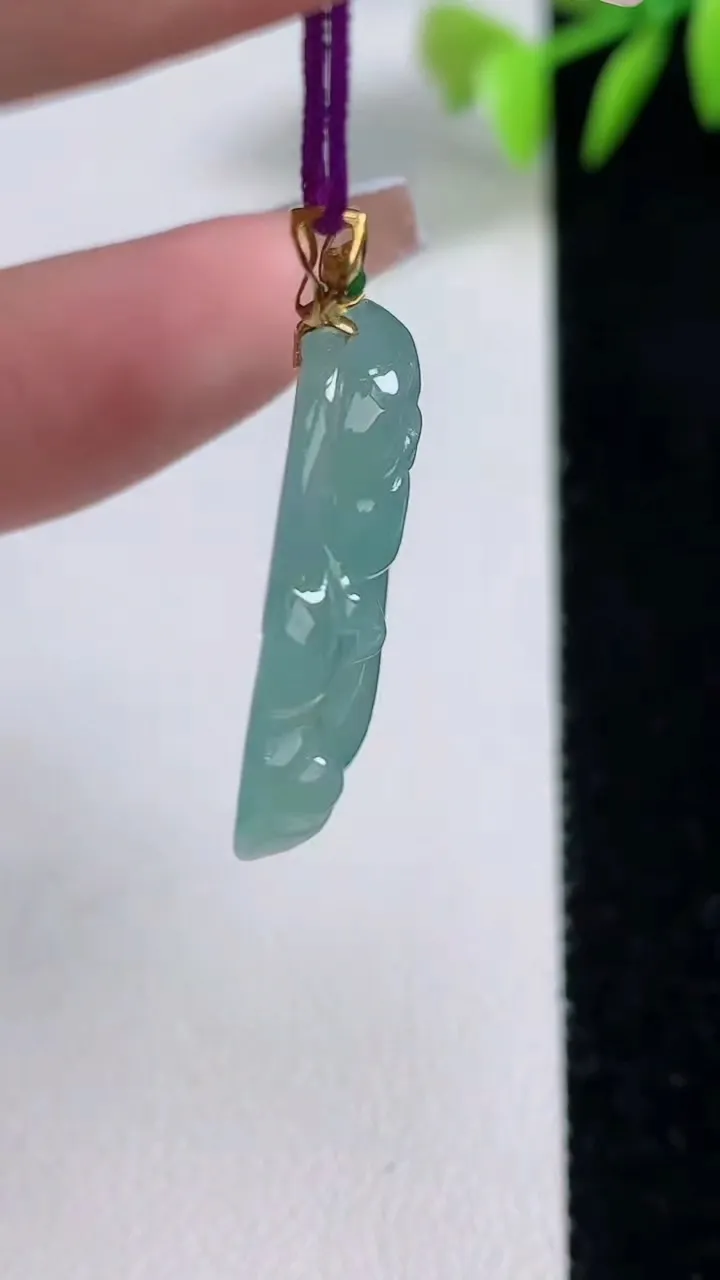 天然A货翡翠佛公吊坠，尺寸25.4-28.6-5.6，重量:6.68g
12月10日