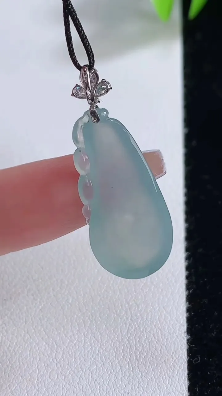 天然A货翡翠福瓜吊坠，尺寸26.6-12.6-5.4，重量:3.43g
12月10日