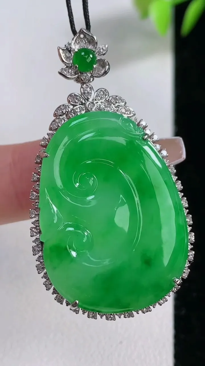 天然A货翡翠如意吊坠，尺寸45.6-25.7-6，裸石31.2-22.6重量:8.71g
12月10日