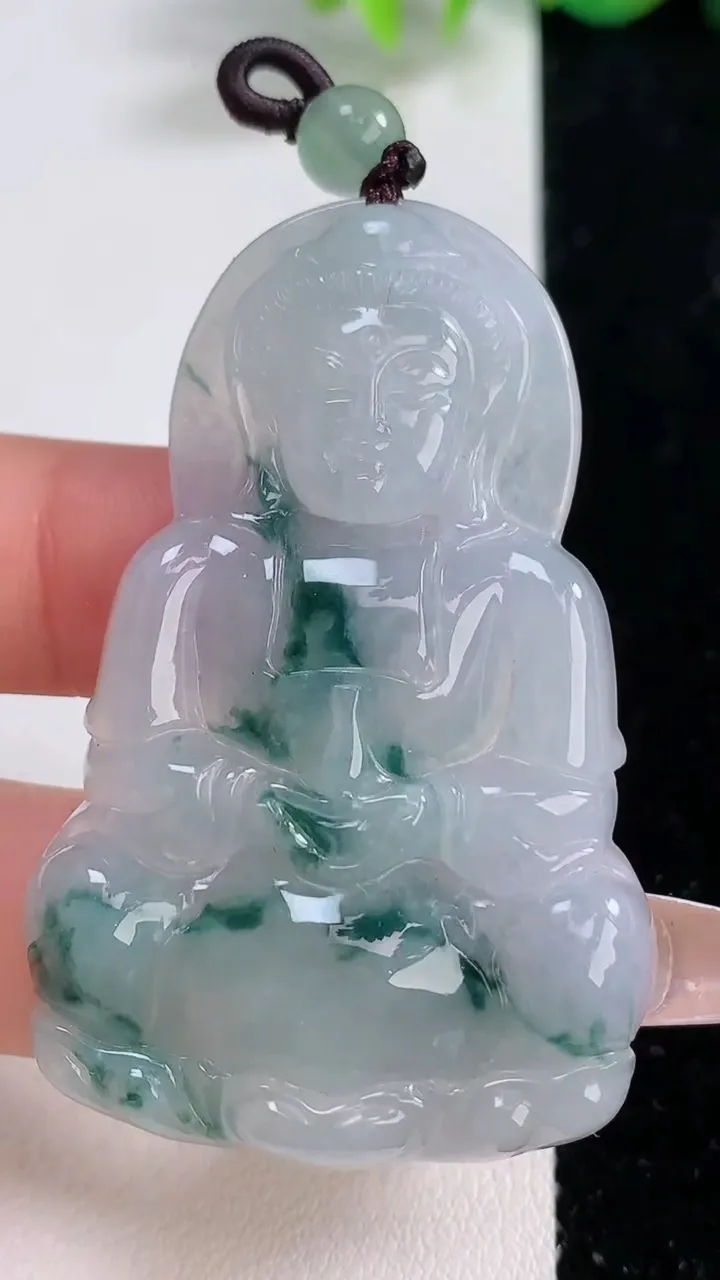 天然A货翡翠冰种飘花观音菩萨吊坠，尺寸53.8-33-5.9，重量:19.02g
12月10日