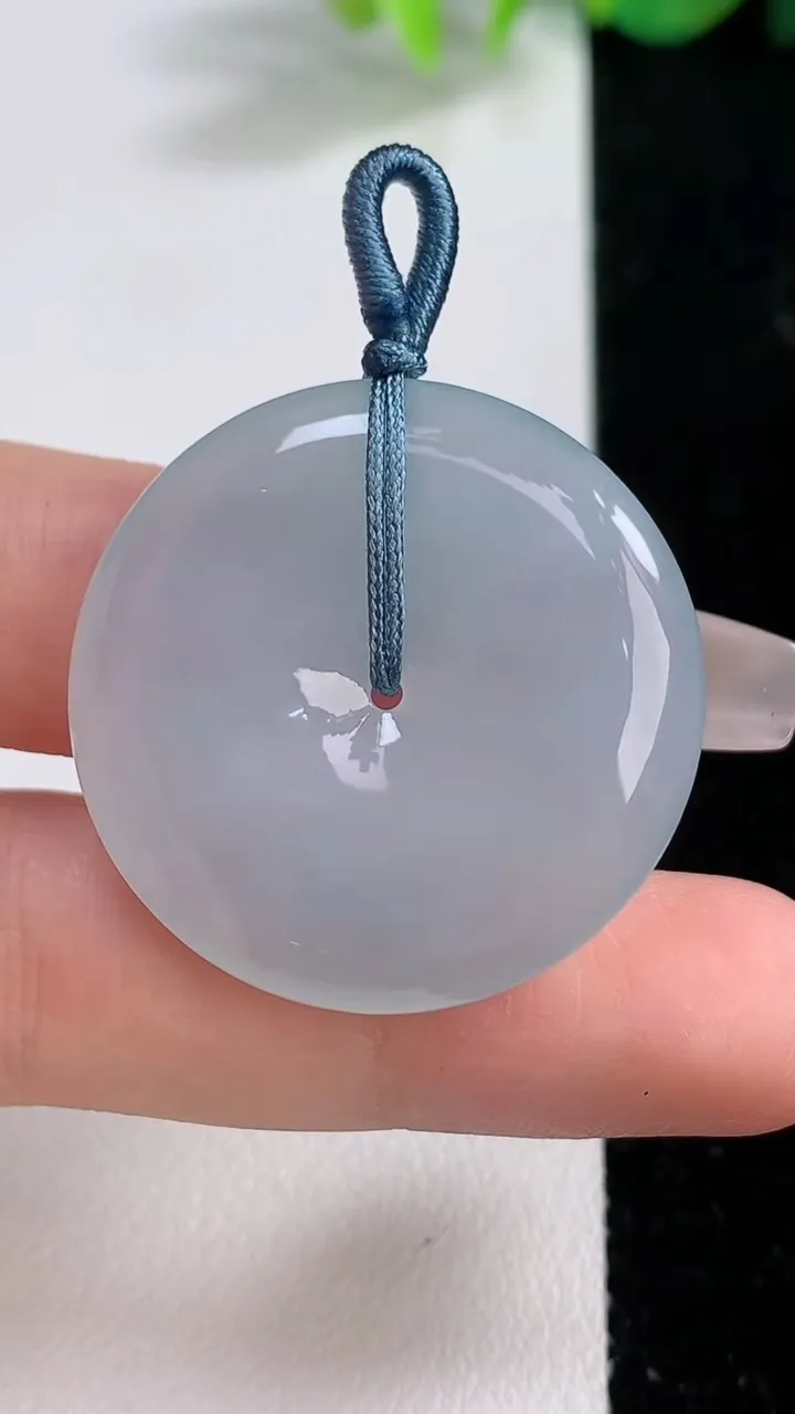 天然A货翡翠平安扣吊坠，尺寸31.3-5.3，重量:12.78g
12月10日