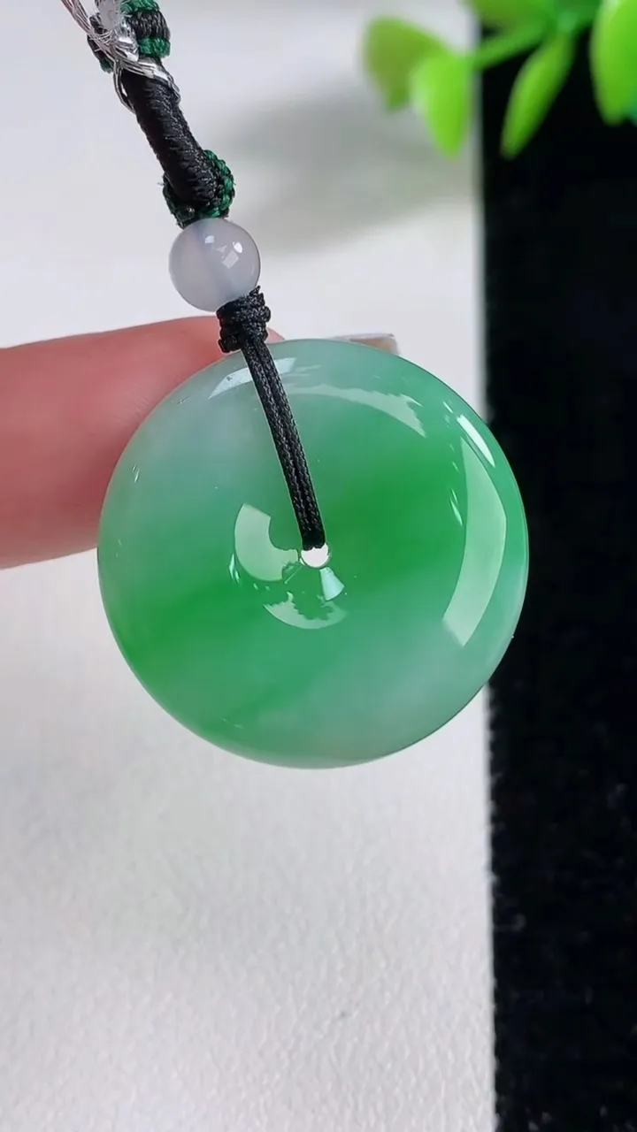 天然A货翡翠平安扣吊坠，尺寸24-5.4，重量:8.68g
12月10日