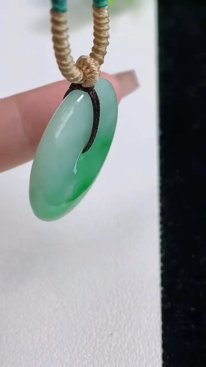 天然A货翡翠平安扣吊坠，尺寸27.4-5.4，重量:10.66g
12月10日