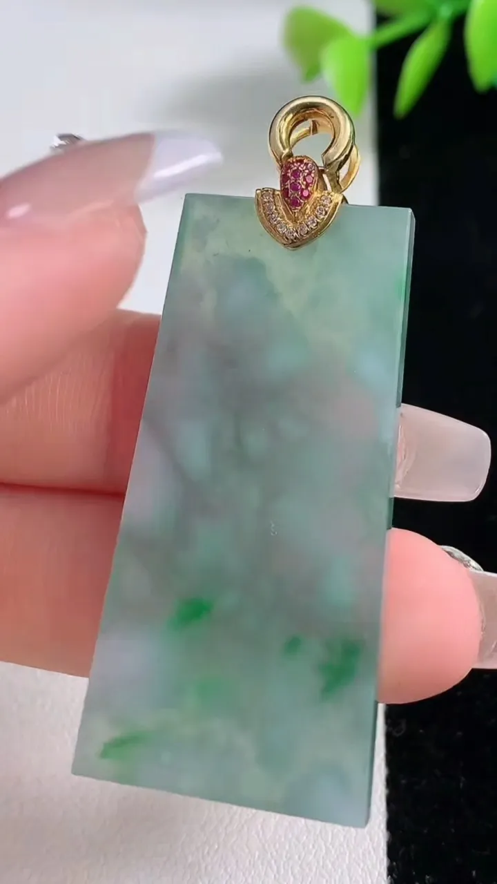 天然A货翡翠无事牌吊坠，尺寸44.6-21.6-3.3，重量:11.63g
12月10日