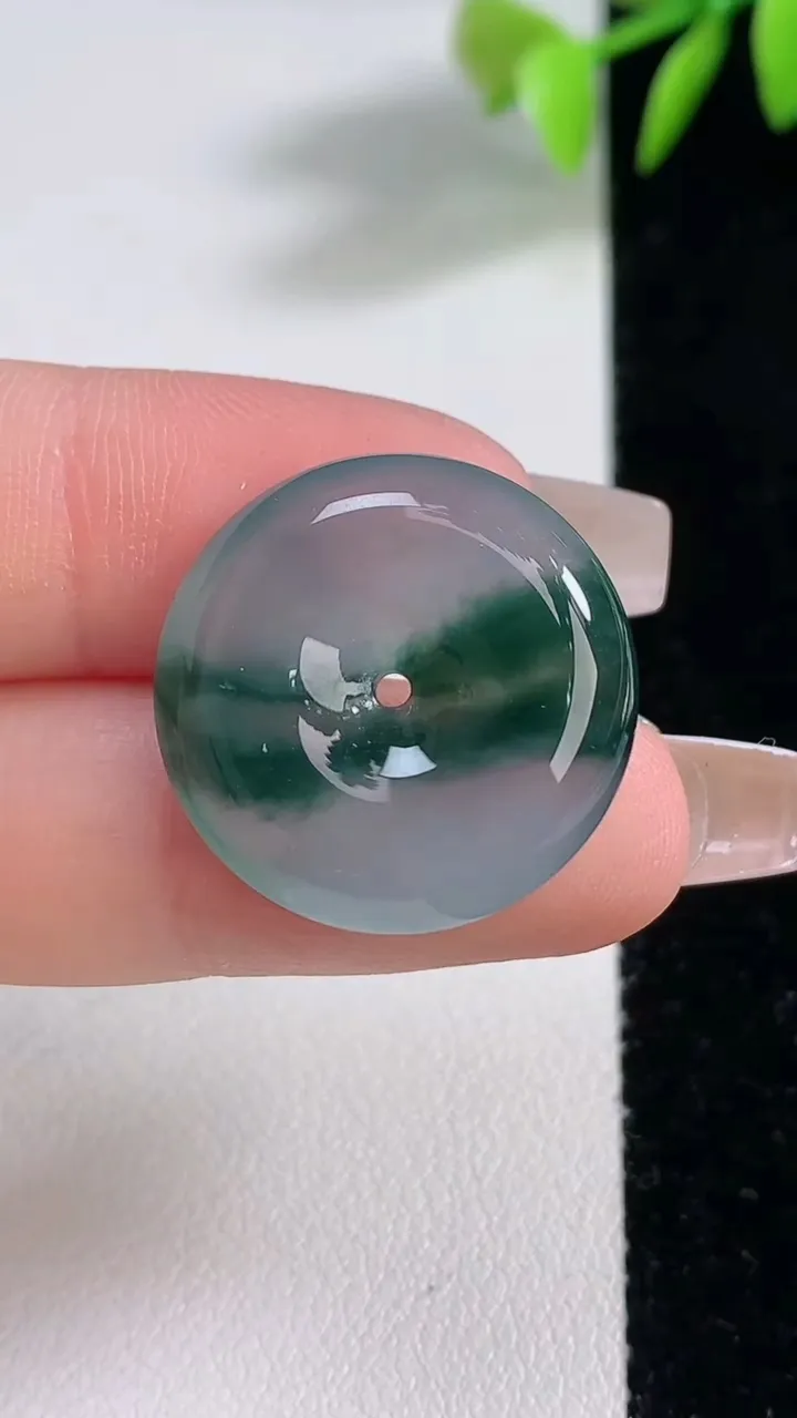 天然A货翡翠冰种飘花平安扣吊坠，尺寸22-6，重量:6.02g
12月10日