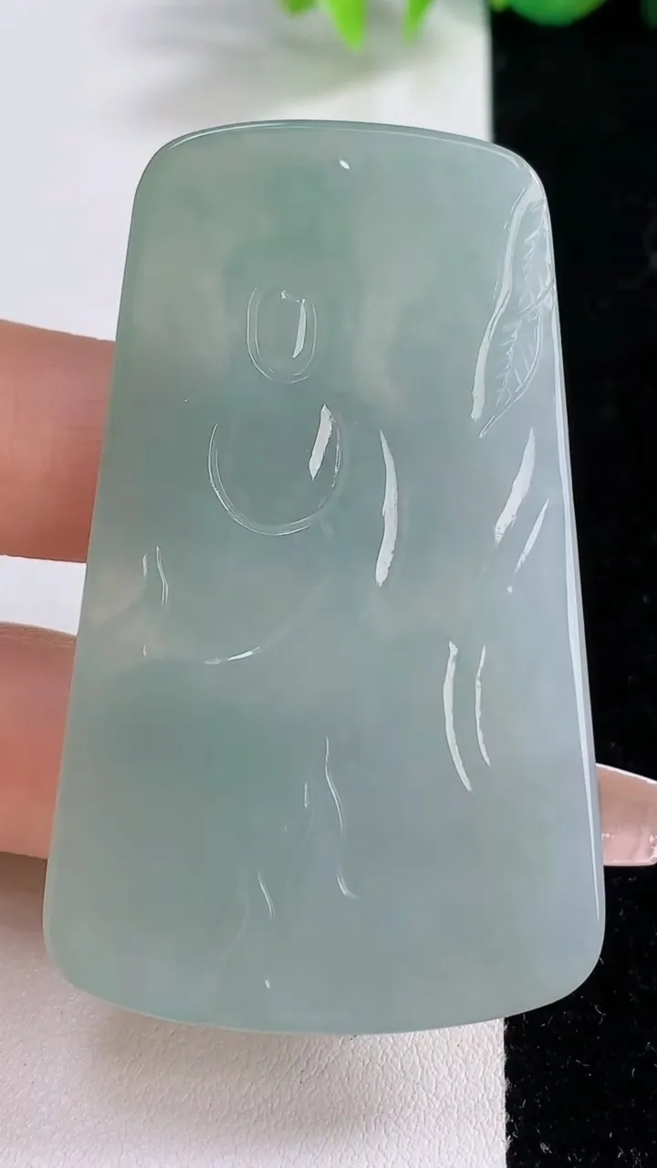 天然A货翡翠大势至菩萨吊坠，尺寸59.6-36.5-5.8，重量:27.24g
12月10日