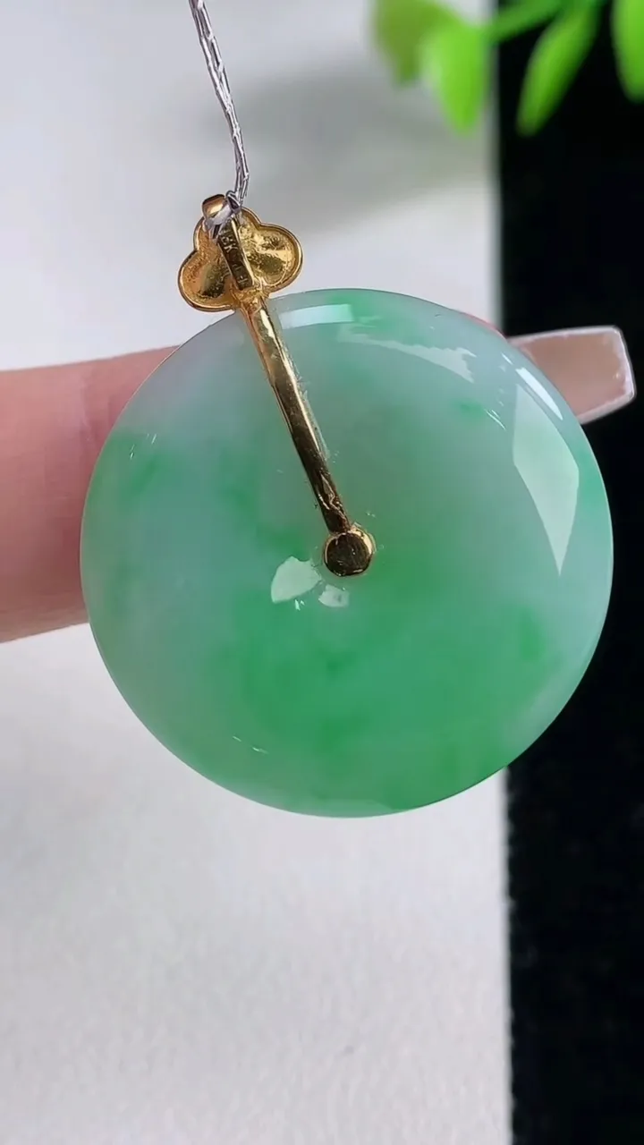 天然A货翡翠平安扣吊坠，尺寸25.6-4.6，重量:6.61g
12月10日