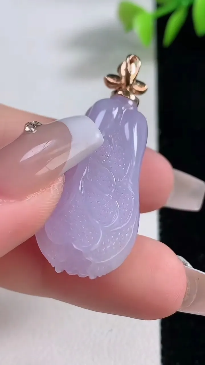 天然A货翡翠18K金紫罗兰白菜吊坠，尺寸30.2-17-11.2，重量:10.57g
12月10日