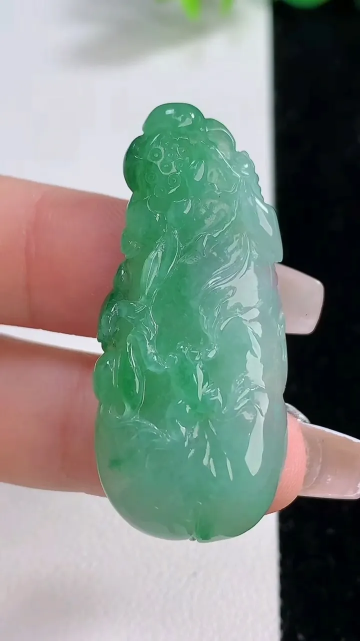 天然A货翡翠呱呱来财 和和美美吊坠，尺寸42.5-18.8-5.7，重量:8.89g
12月10日