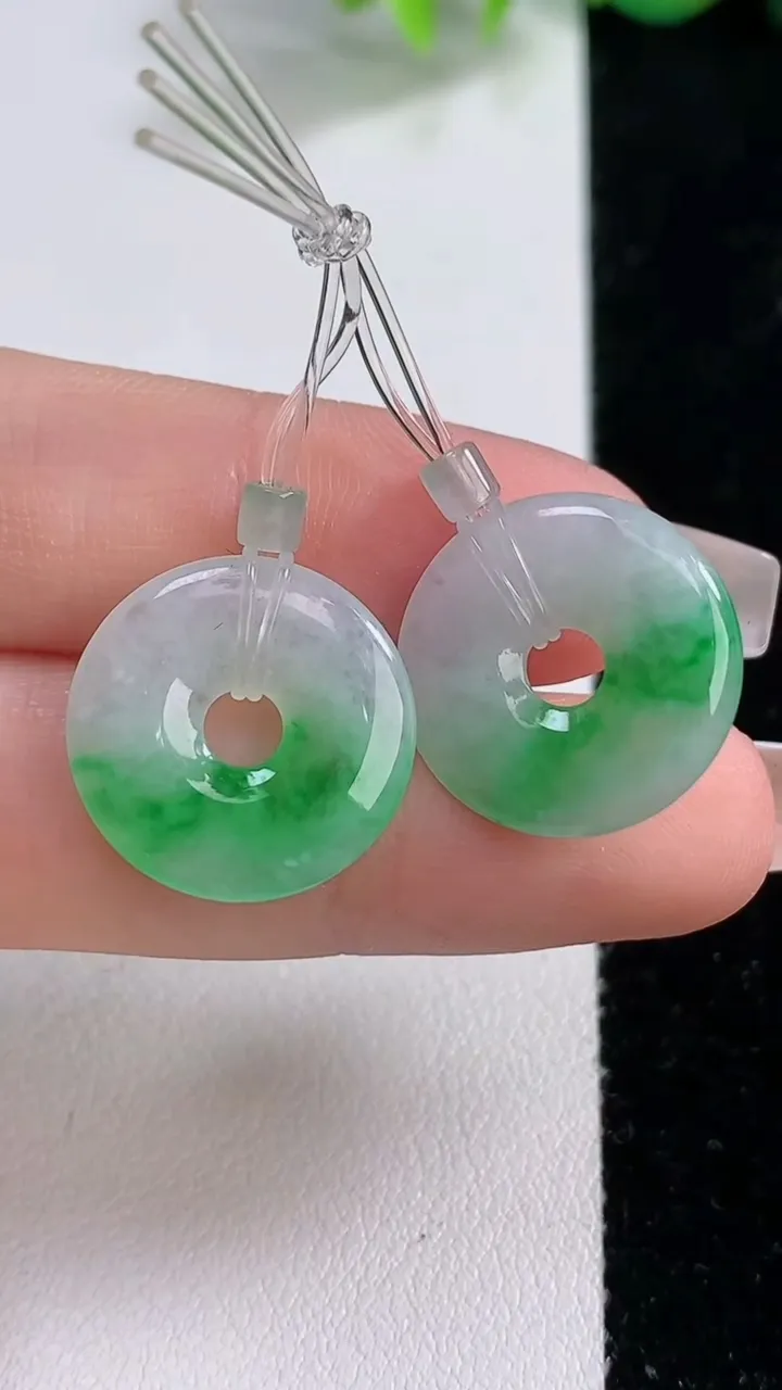 天然A货翡翠平安环吊坠一对，尺寸17-2.3，重量:3.93g
12月10日