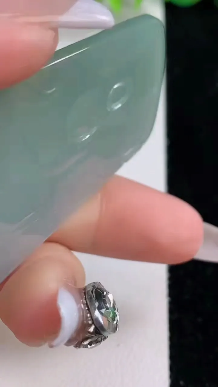 天然A货翡翠大势至菩萨吊坠，尺寸59.6-36.5-5.8，重量:27.24g
12月10日