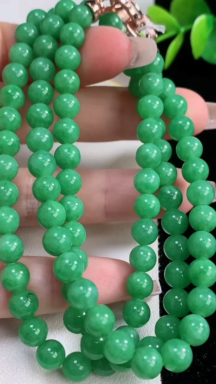 天然A货翡翠圆珠项链，尺寸6.7-94颗，重量:45.92g12月10日
工厂直销收藏佳品,种好水足