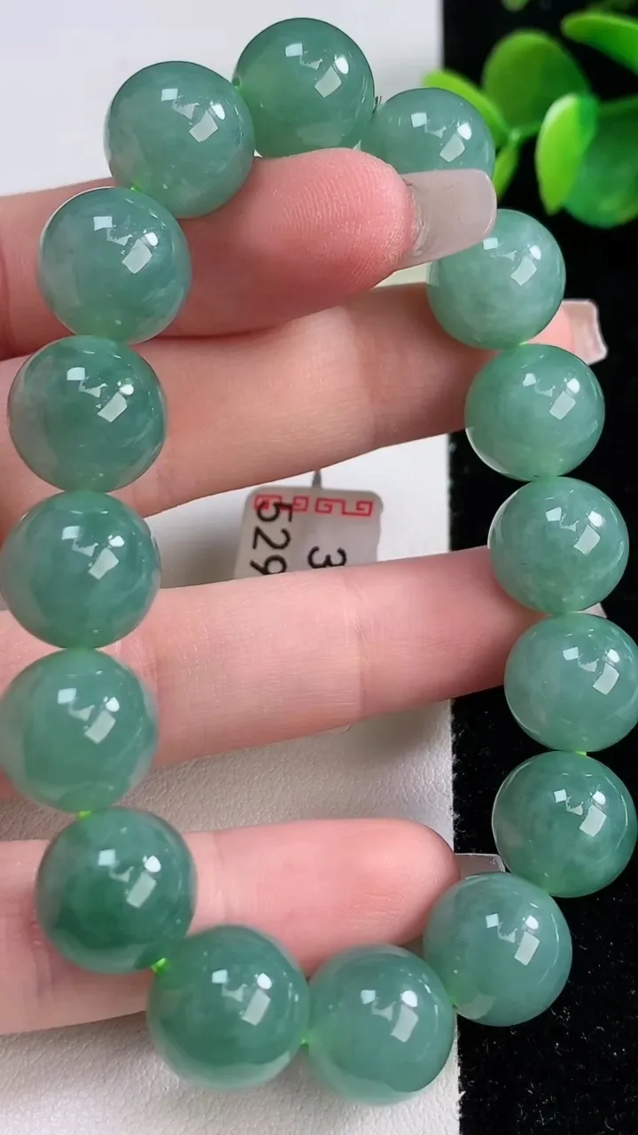 天然A货翡翠圆珠手串，尺寸12.3-16颗，重量:52.89g12月10日
工厂直销收藏佳品,种好水