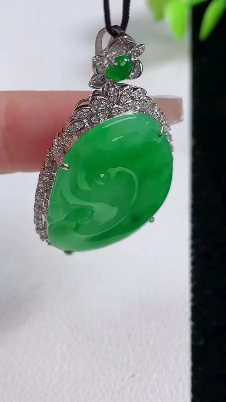 天然A货翡翠如意吊坠，尺寸45.6-25.7-6，裸石31.2-22.6重量:8.71g
12月10日