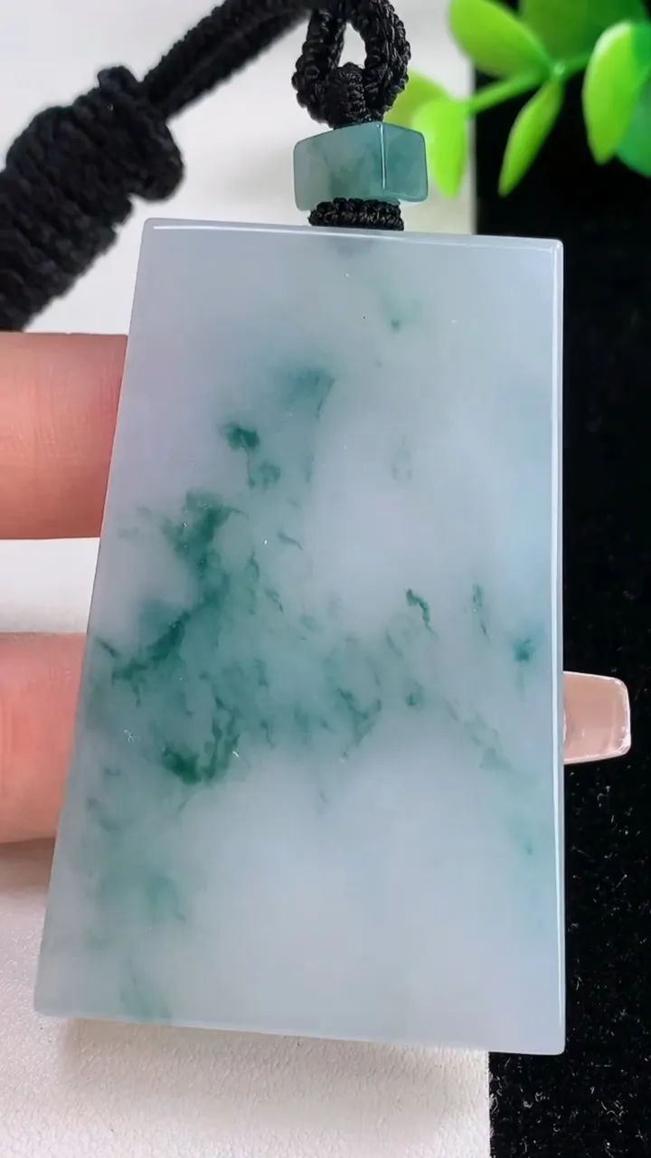 天然A货翡翠飘花无事牌吊坠，尺寸58-36.3-5.8，重量:43.38g
12月10日