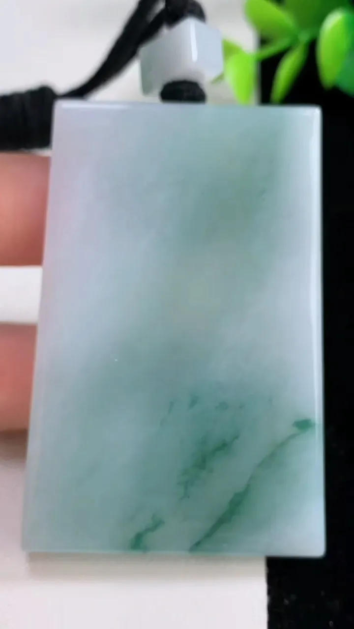 天然A货翡翠飘花无事牌吊坠，尺寸60.7-39.6-6.2，重量:54.00g
12月10日