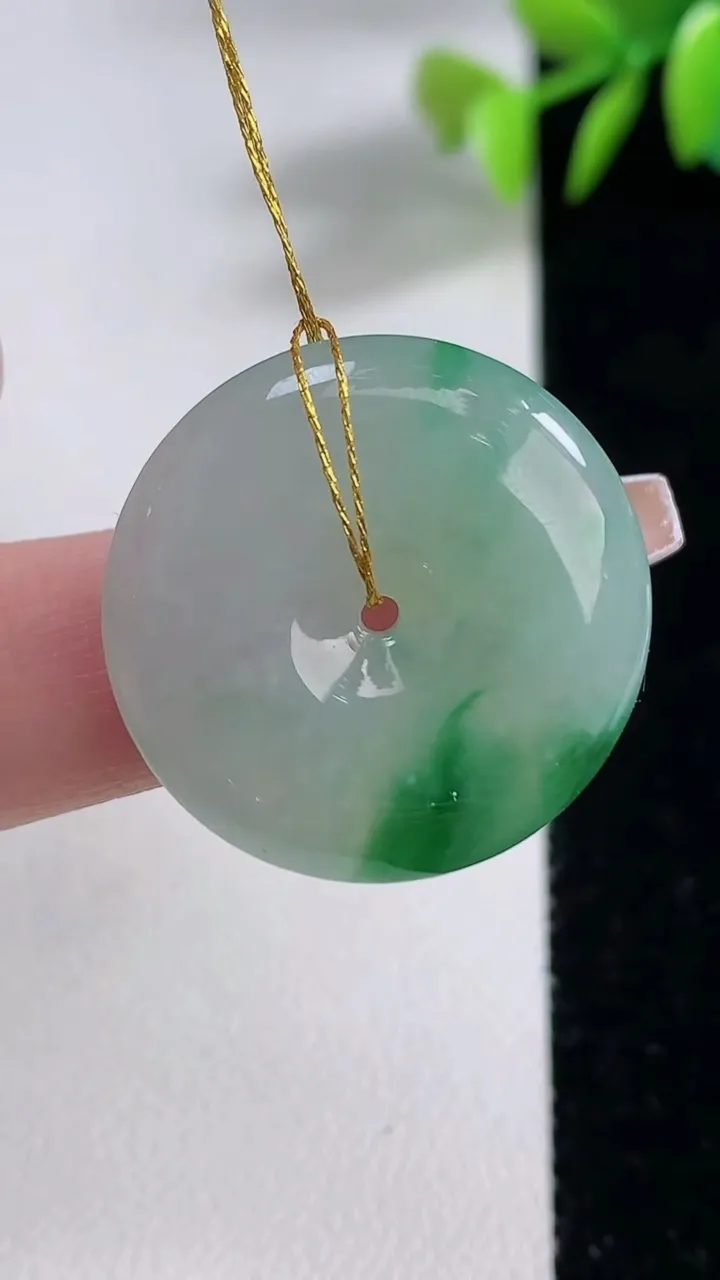 天然A货翡翠平安扣吊坠，尺寸25-5.7，重量:9.08g
12月10日