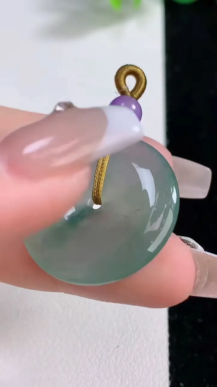 天然A货翡翠冰种飘花平安扣吊坠，尺寸27-5，重量:7.86g
12月10日