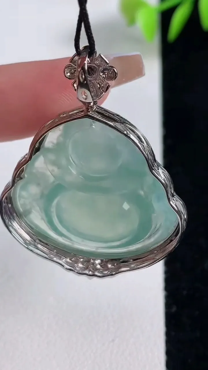 天然A货翡翠种飘花佛公吊坠，尺寸38.7-31-10.4，裸石25.6-28.4重量:9.33g
12月10日