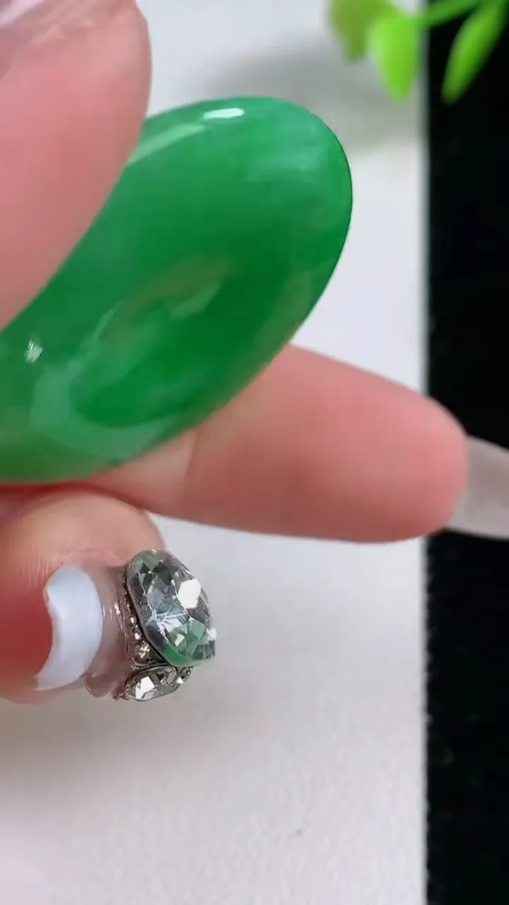 天然A货翡翠平安扣吊坠，尺寸32.6-5.2，重量:14.20g
12月10日