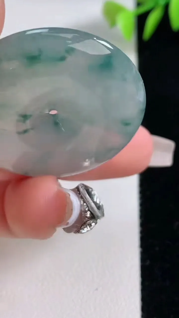 天然A货翡翠种飘花平安扣吊坠，尺寸34.7-6.3，重量:17.59g
12月10日