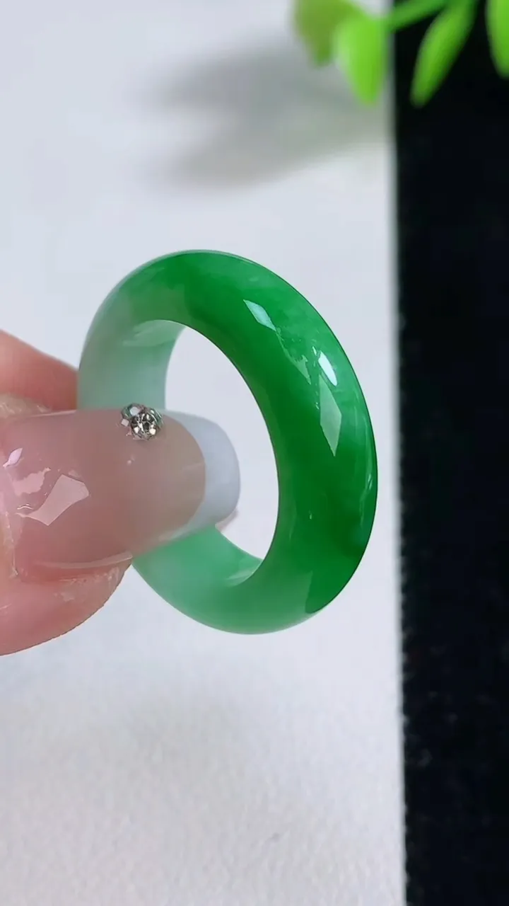 天然A货翡翠指环戒指，尺寸18.4-6.3-3.6，重量:5.48g2025年12月10日
工厂直销收藏佳品,种好水足，色泽均匀，有种有色，上手高大气！