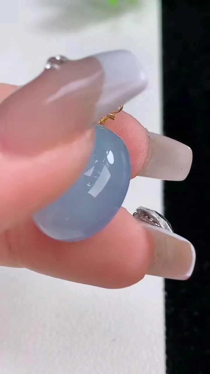 天然A货翡翠18K金紫罗兰蛋面吊坠，尺寸18.6-15.8-10.4，重量:5.80g
12月10日