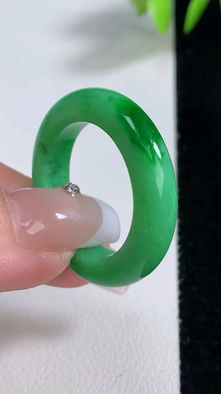 天然A货翡翠指环戒指，尺寸20.8-5.2-4.3，重量:6.35g2025年12月10日
工厂直销收藏佳品,种好水足，色泽均匀，有种有色，上手高大气！