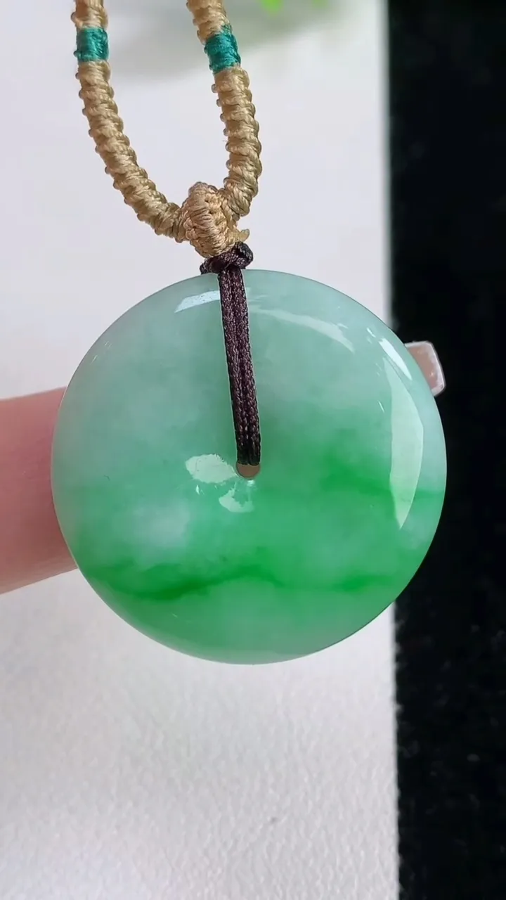 天然A货翡翠平安扣吊坠，尺寸27.4-5.4，重量:10.66g
12月10日