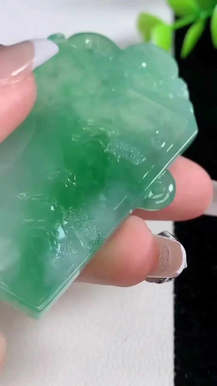 天然A货翡翠山水牌吊坠，尺寸64.8-45-5.3，重量:31.65g
12月10日