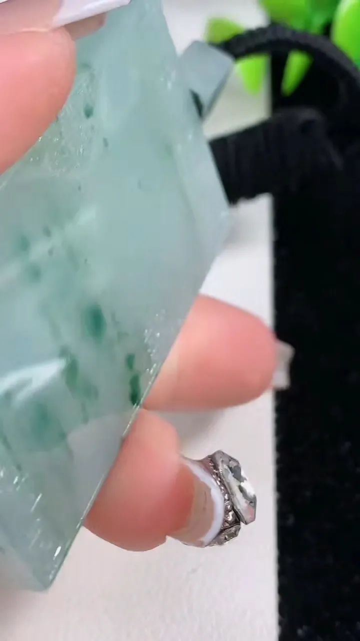 天然A货翡翠种飘花仿古无事牌吊坠，尺寸56.5-32.8-5.9，重量:41.44g
12月10日