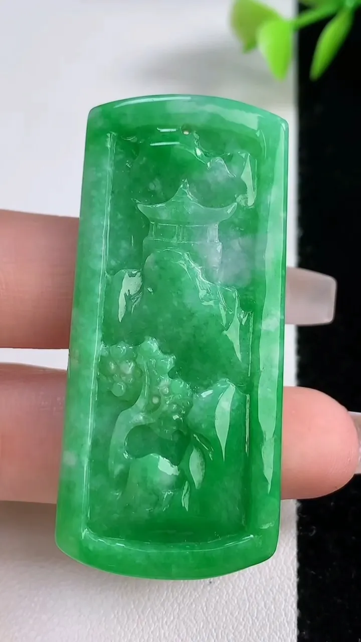 天然A货翡翠山水牌吊坠，尺寸52-24-8.8，重量:22.31g
12月10日