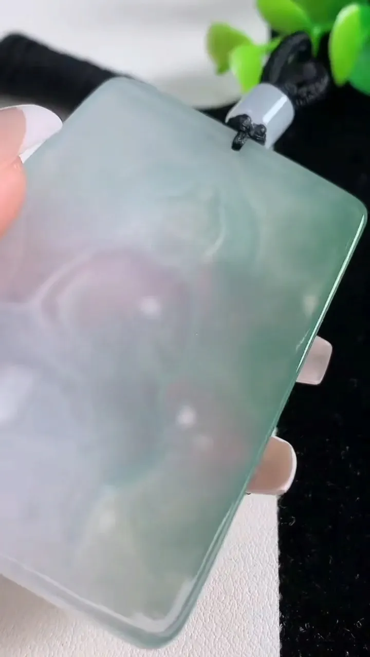 天然A货翡翠观音菩萨吊坠，尺寸63-44.2-5.3，重量:42.84g
12月10日