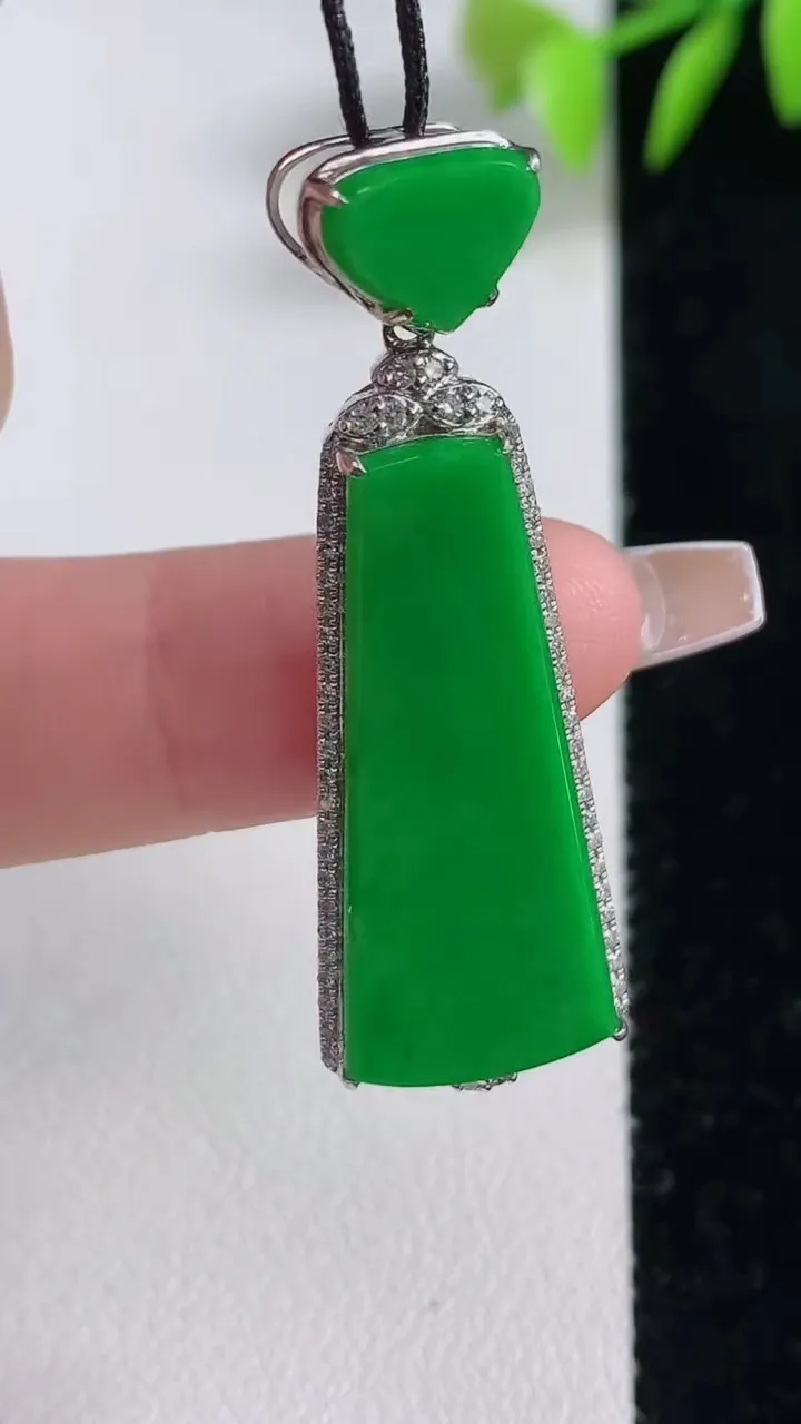 天然A货翡翠无事牌吊坠，尺寸42.3-14.2-4.9，裸石30.2-13重量:4.76g
12月1