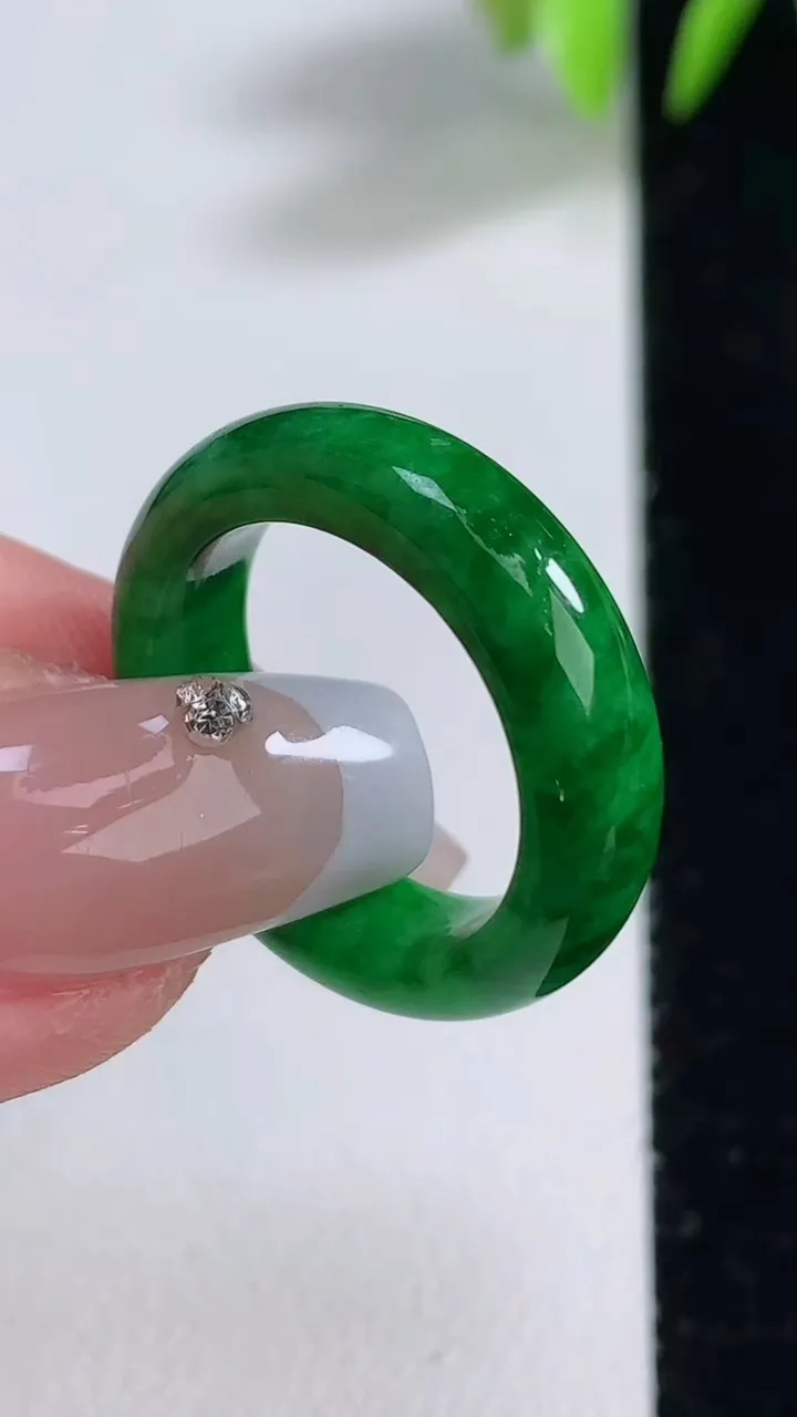 天然A货翡翠指环戒指，尺寸17.2-5-3，重量:3.91g2025年12月10日
工厂直销收藏佳品