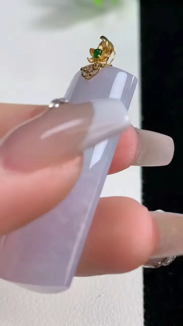 天然A货翡翠18K金紫罗兰无事牌吊坠，尺寸43.5-21.3-6.6，重量:14.35g
12月10