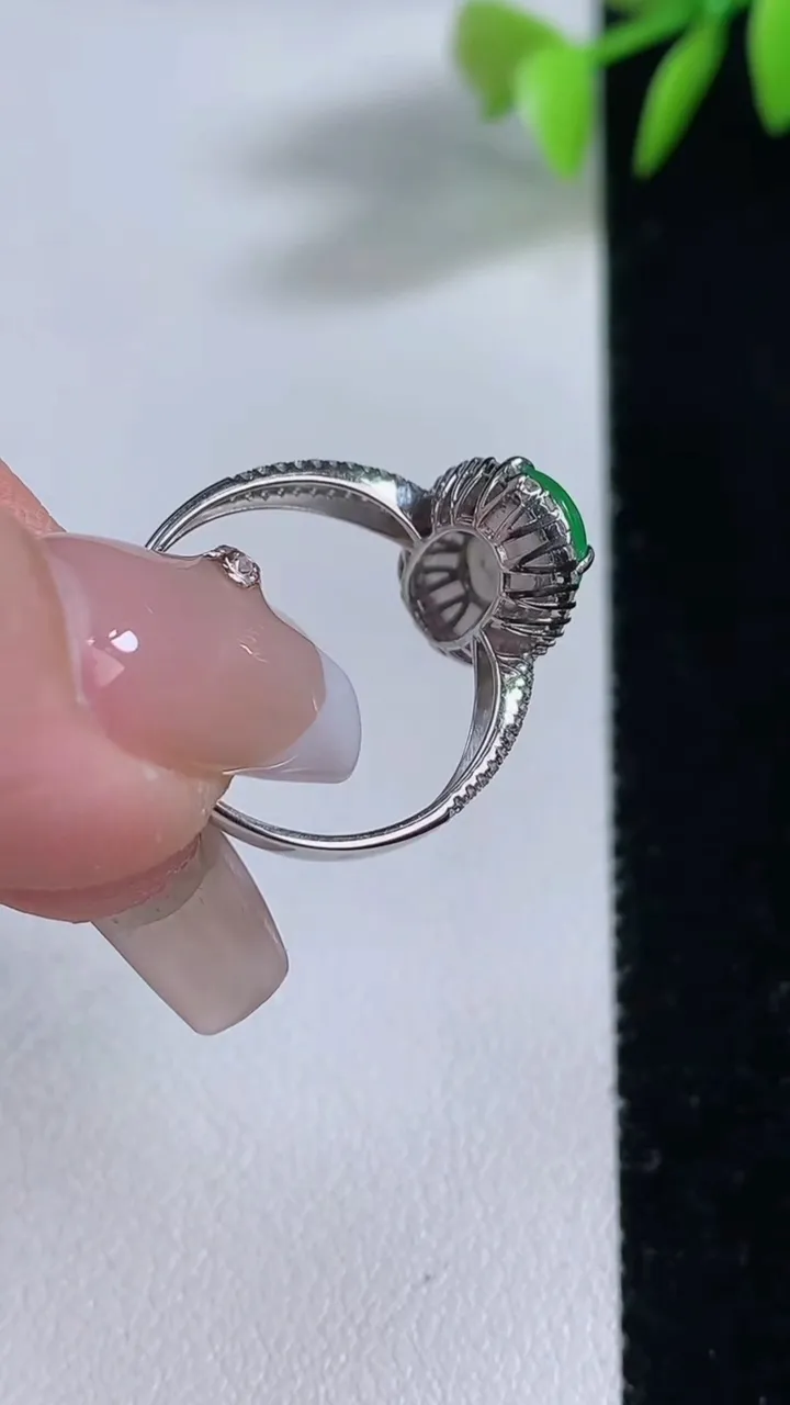 天然A货翡翠蛋面戒指，尺寸17.8-11.7-7.2-6，重量:2.69g2025年12月10日
工厂直销收藏佳品,种好水足，色泽均匀，有种有色，上手高大气！