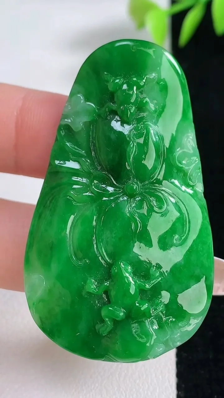 天然A货翡翠呱呱来财吊坠，尺寸52.7-31.4-6.8，重量:15.05g
12月10日